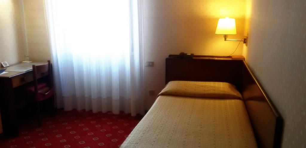 Hotel Quattro Strade Garbagnate Milanese Exterior photo