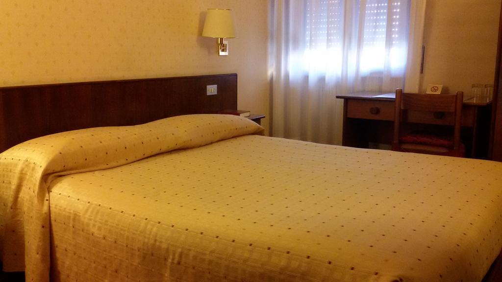 Hotel Quattro Strade Garbagnate Milanese Exterior photo