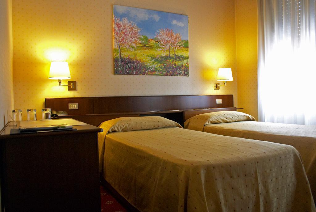 Hotel Quattro Strade Garbagnate Milanese Room photo