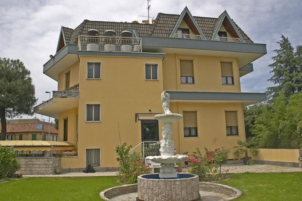 Hotel Quattro Strade Garbagnate Milanese Exterior photo
